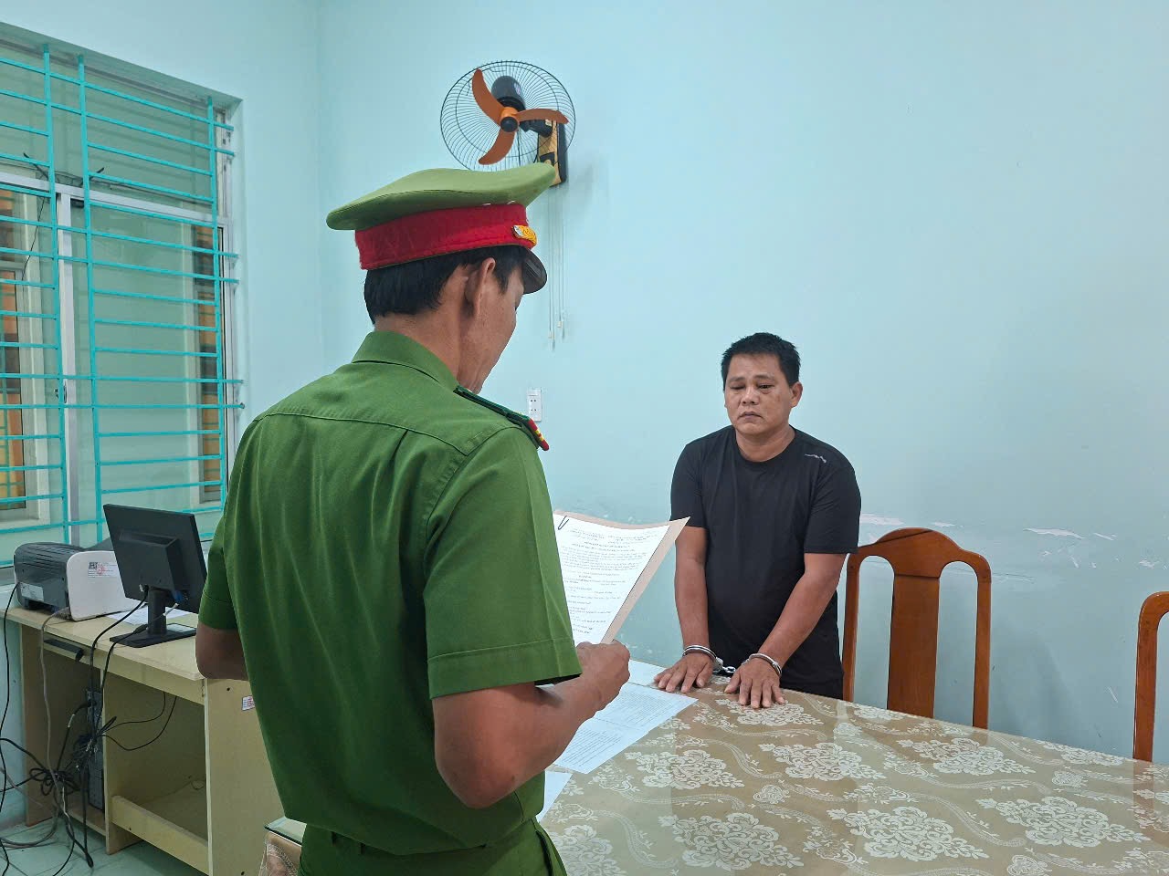 truy-duoi-xe-cuu-thuong-177814283491060184909 Bắt giam đối tượng chặn đường, đập vỡ kính và truy đuổi xe cứu thương suốt 10km- Ảnh 1.
