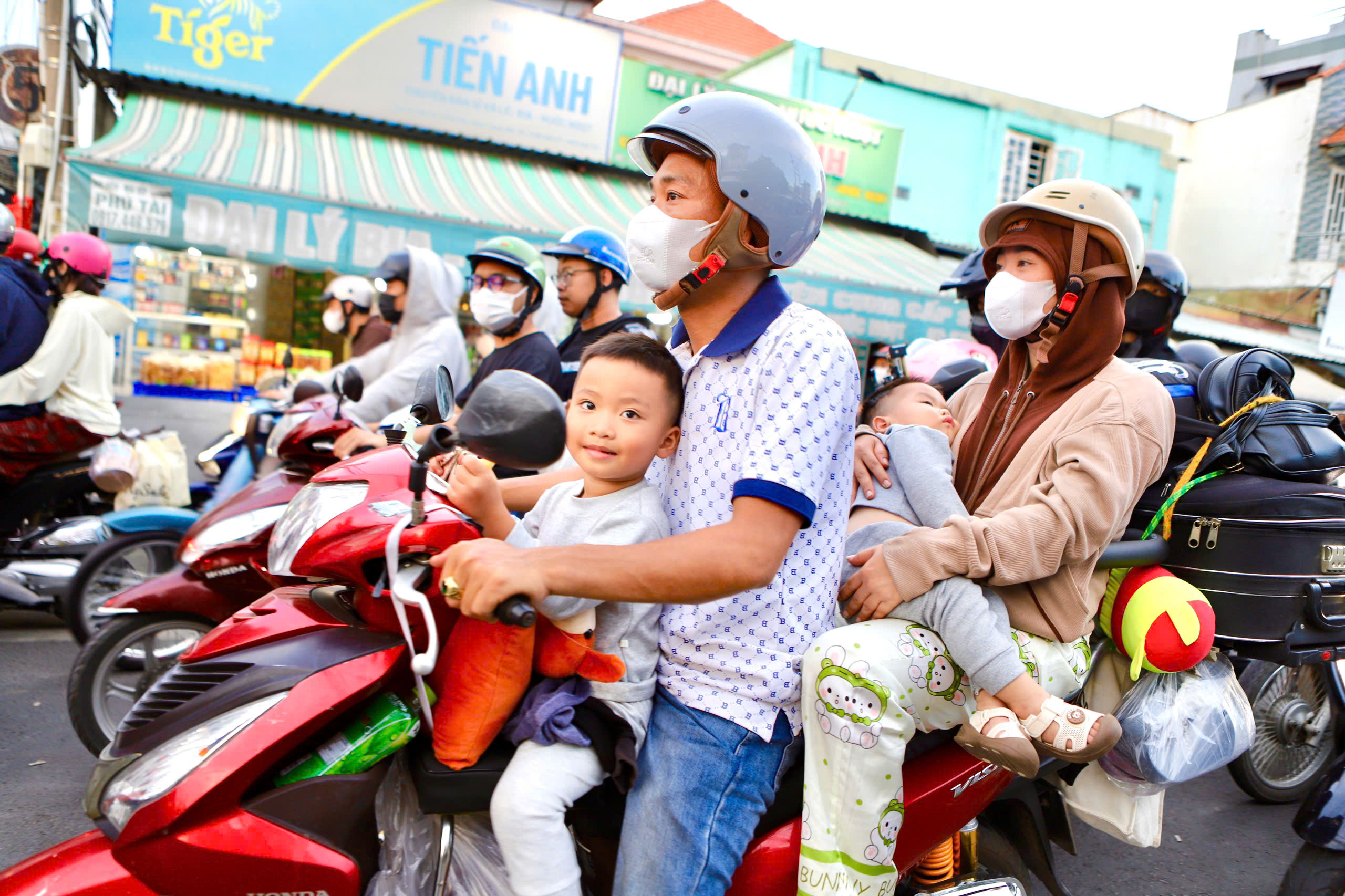un-tac-giao-thong-7-1777809317584732961946 Phà Cát Lái ùn ứ khi người dân quay lại TPHCM sau kỳ nghỉ lễ 30/4 – 1/5- Ảnh 5.
