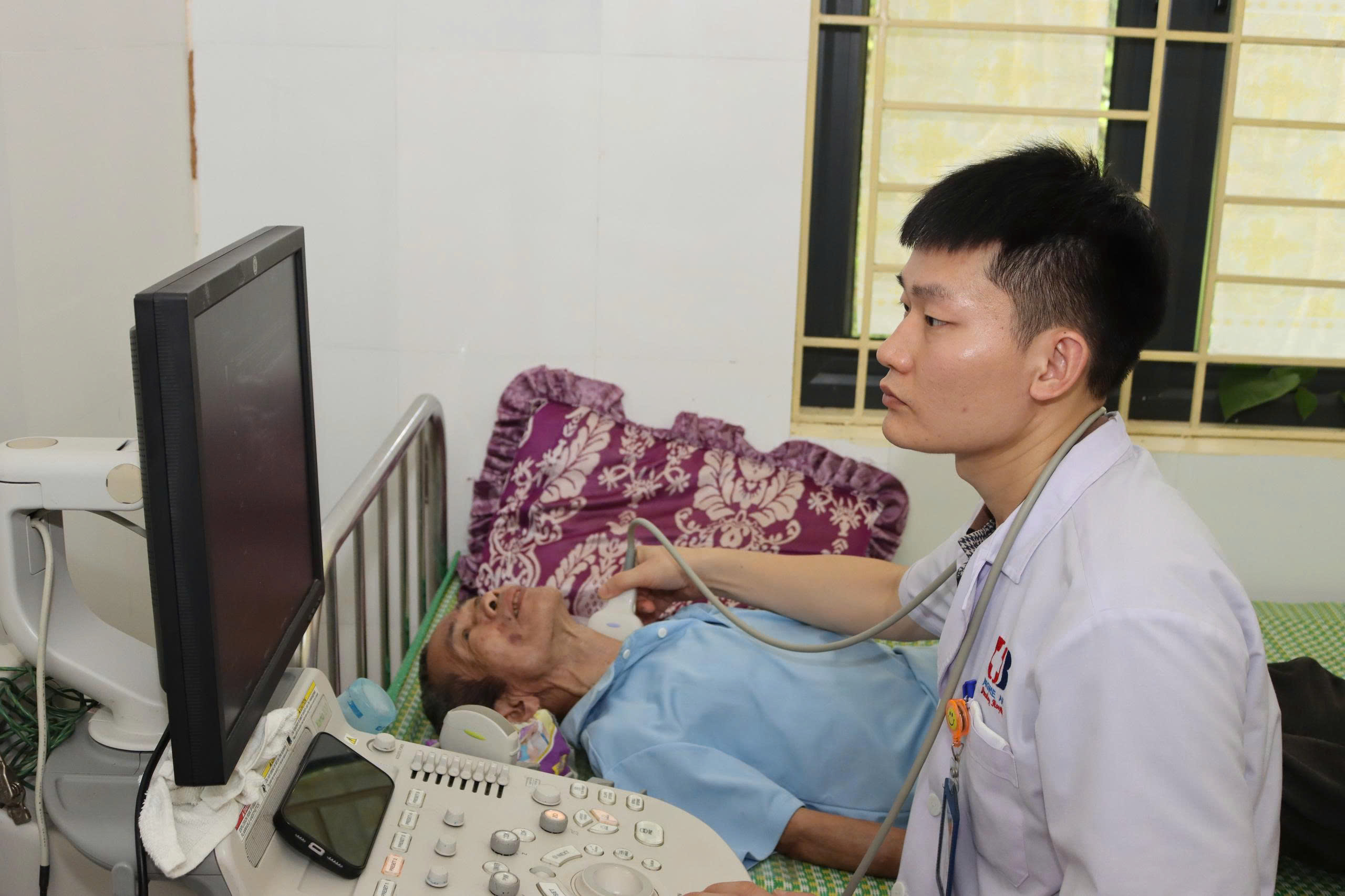 Y tế Nghệ An đưa chăm sóc sức khỏe đến bản làng xa- Ảnh 6.