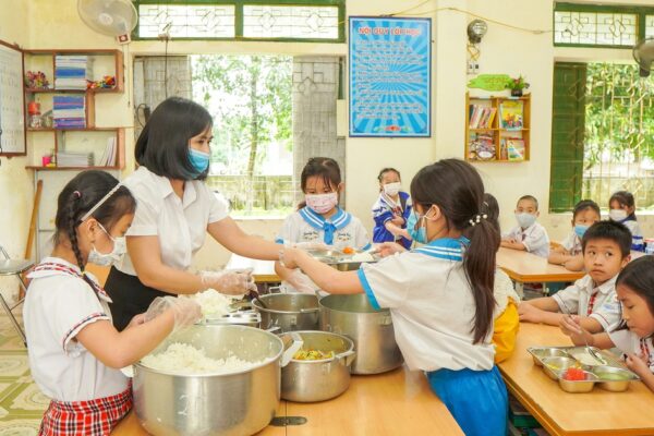 Dinh dưỡng học đường cần được tiếp cận toàn diện