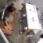 Vừa nghỉ hè, con trai đu quầy bán nước mới khai trương của mẹ vỡ tan tành