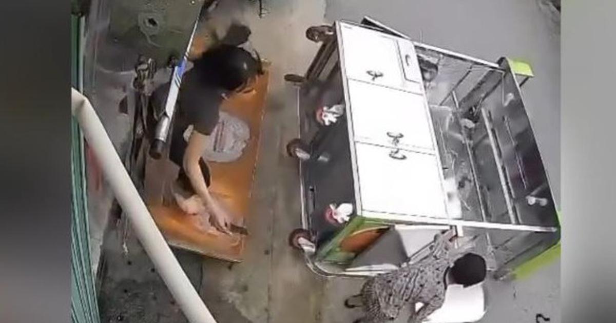 Vừa nghỉ hè, con trai đu quầy bán nước mới khai trương của mẹ vỡ tan tành