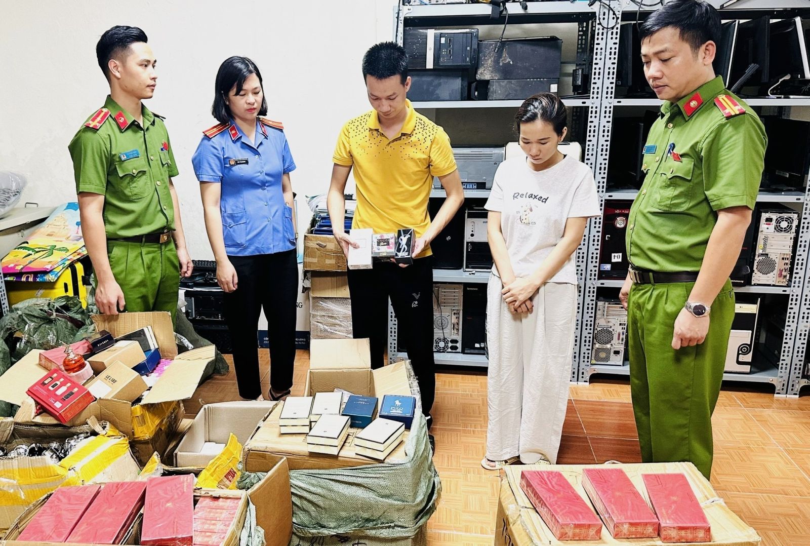 Thu giữ hơn 1.500 chai nước hoa giả mạo các thương hiệu nổi tiếng thế giới- Ảnh 1.