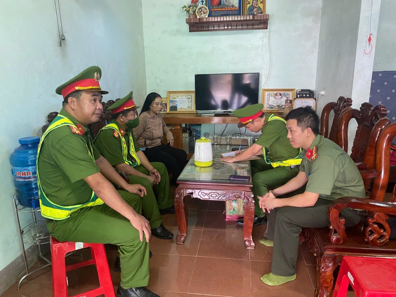 69710091212850724371423614632268676558118391n-17786705928021747375109 Người phụ nữ cầm cào chặn ô tô đi vào đường phơi lúa- Ảnh 1.
