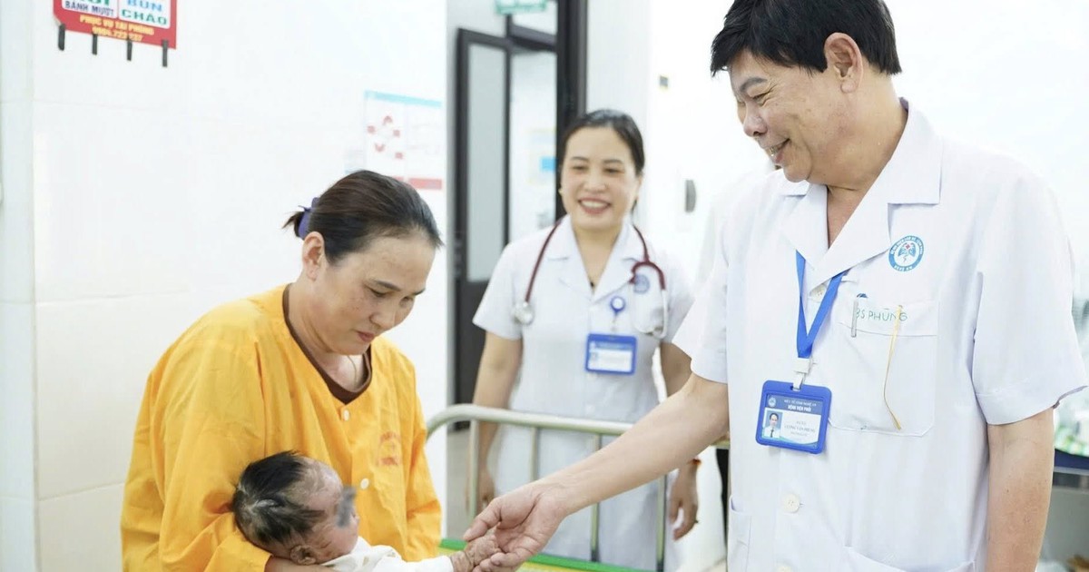 Bé gái 4 tháng tuổi mắc bệnh da hiếm gặp, viêm phổi tái diễn được điều trị ổn định