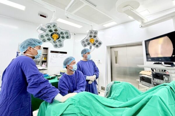 Vinmec Hạ Long cứu cụ ông 89 tuổi thoát nguy cơ suy thận bằng nội soi ít xâm lấn