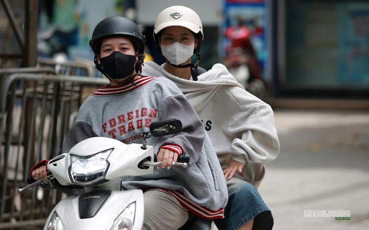 Hà Nội "hầm hập" nắng nóng đầu mùa, người dân kín mít áo chống nắng ra đường