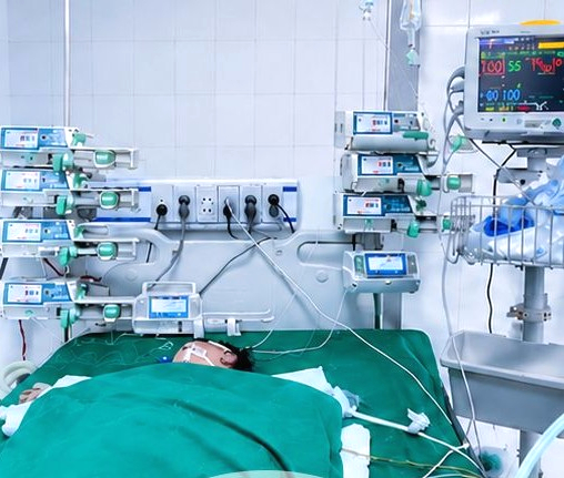 base64-17805461769302017256755 Cứu sống bé trai 23 tháng tuổi mắc tay chân miệng với nhiều biến chứng thần kinh, hô hấp và tuần hoàn- Ảnh 1.