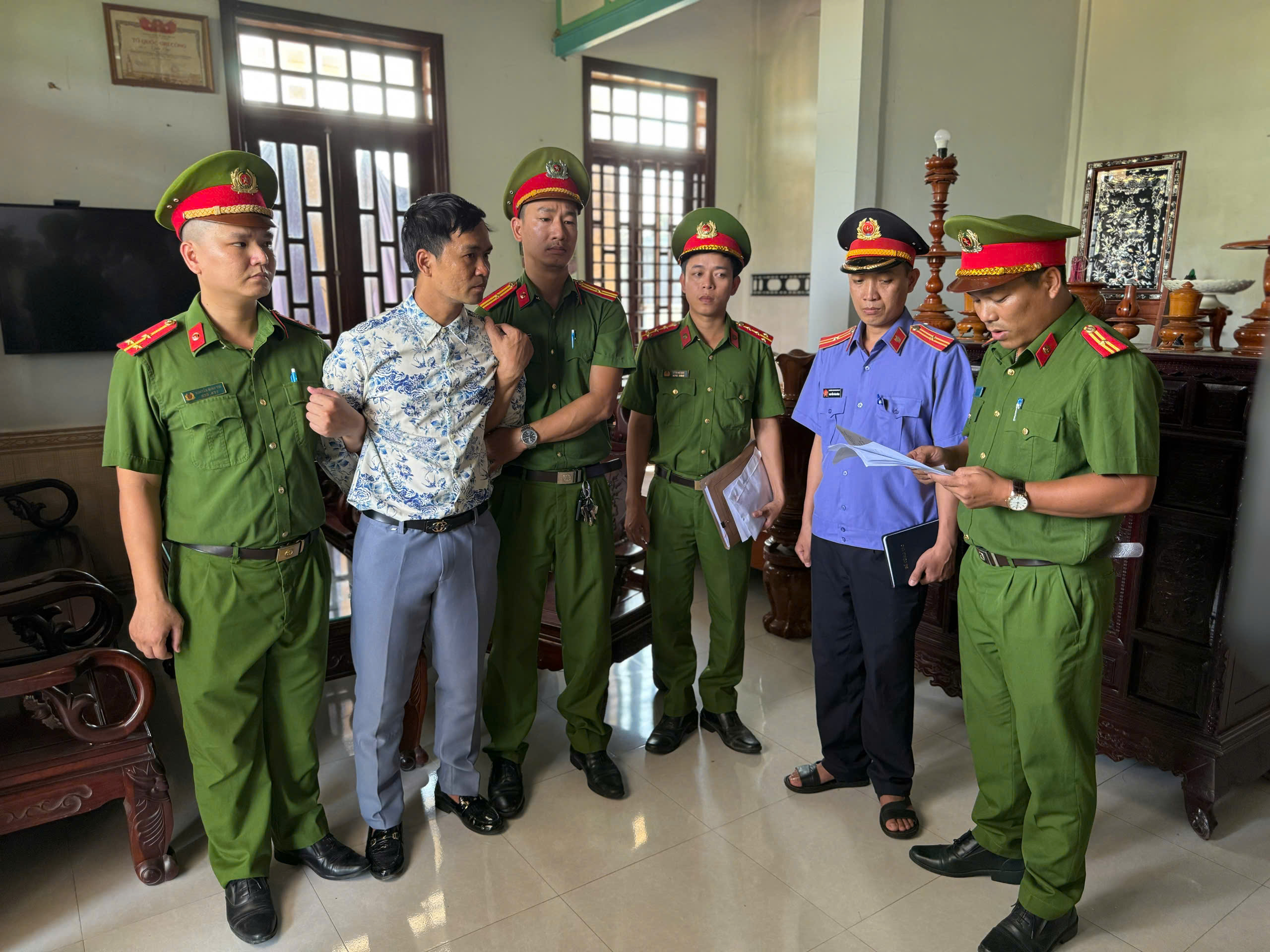bat-doi-tuong-chong-nguoi-thi-hanh-cong-vu-177866774562383503044 Bắt đối tượng cản trở người thi hành công vụ, đăng tải nội dung xuyên tạc ở Huế- Ảnh 1.