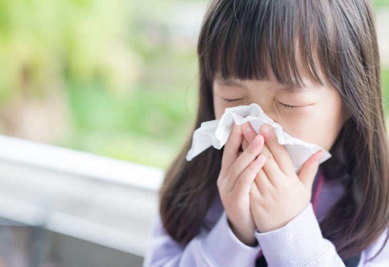 Vì sao trẻ dễ bị cảm lạnh trong mùa hè và cách chăm sóc đúng- Ảnh 2.