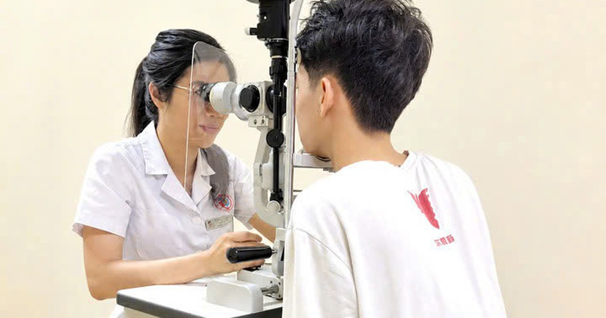 Bị quả bóng đập vào, thiếu niên 15 tuổi chấn thương mắt nghiêm trọng