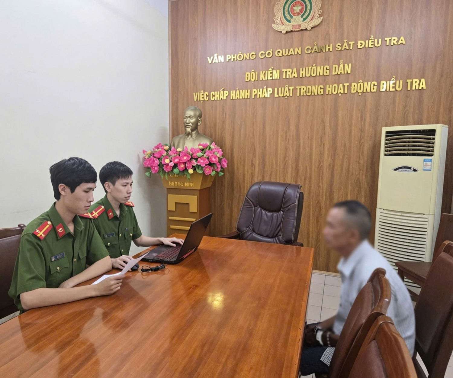 co-quan-canh-sat-dieu-tra-lam-viec-voi-doi-tuong-pham-van-chinh-17787567668571353731406 Tạm giữ hình sự người đàn ông xâm hại bé gái 6 tuổi ở Quảng Ninh- Ảnh 1.