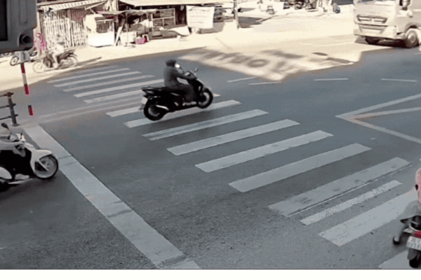 Video người đi xe máy suýt trả giá vì ‘lọt’ vào điểm mù xe container