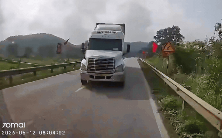 Video xe tải chuyển hướng ẩu, người đi xe máy thoát chết gang tấc- Ảnh 1.