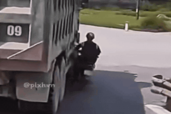Video xe tải chuyển hướng ẩu, người đi xe máy thoát chết gang tấc