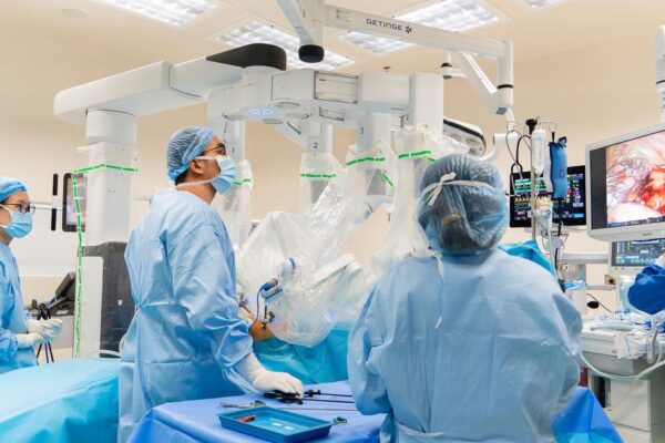 Ho ra máu vì ổ viêm phổi tái phát, người đàn ông Mỹ được bác sĩ FV cứu sống bằng phẫu thuật robot