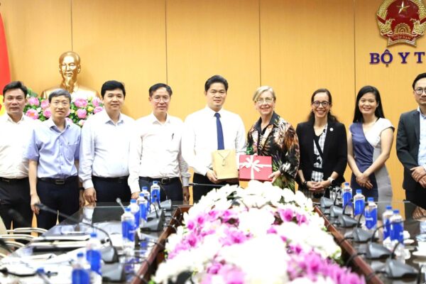 Thứ trưởng Thường trực Vũ Mạnh Hà tiếp, làm việc với Liên minh đổi mới phòng chống dịch bệnh