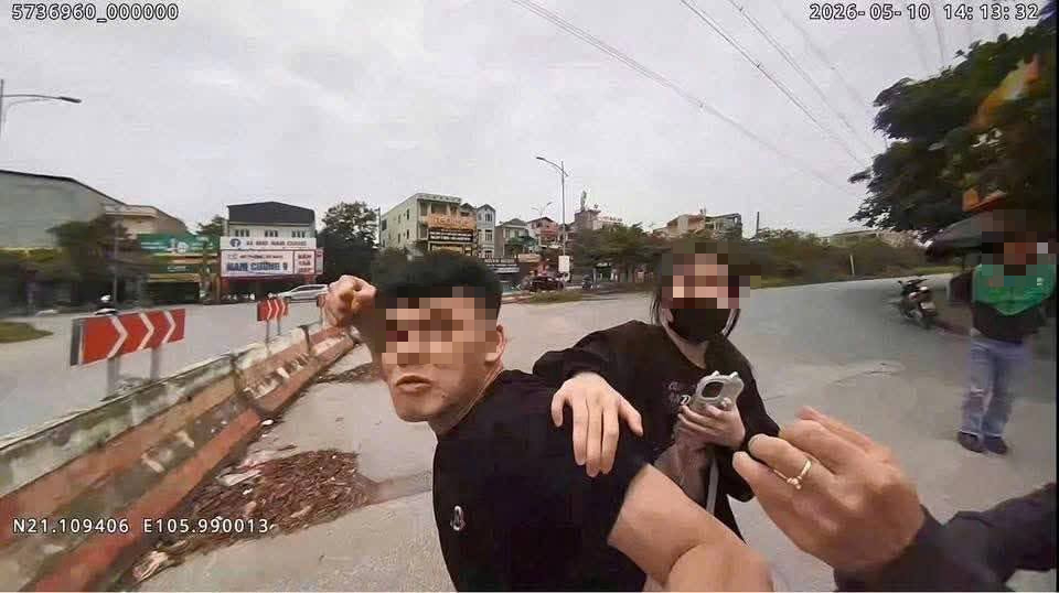 edit-dam-csgt-17787552577201303456301 Nam thanh niên đấm CSGT khi bị kiểm tra nồng độ cồn- Ảnh 2.