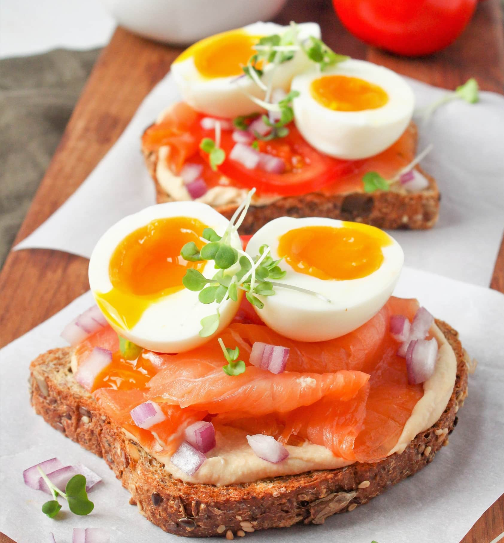 edit-lox-with-hummus-toast-scaled-1779180652485535574516 Mùa ôn thi: 2 thực phẩm tốt nhất trong bữa sáng giúp cải thiện trí nhớ cho học sinh- Ảnh 1.