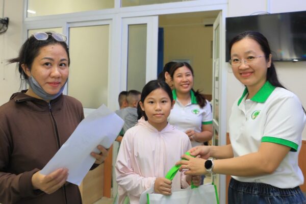 Vùng 4 Hải quân khám bệnh, cấp thuốc và tặng quà cho 800 con em cán bộ, chiến sĩ