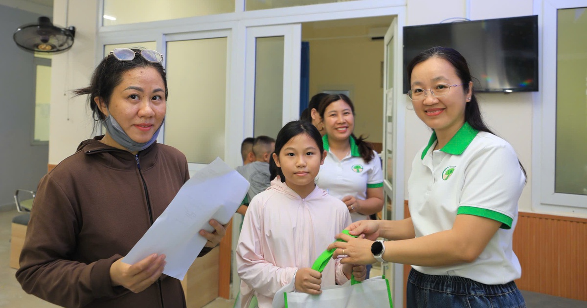 Vùng 4 Hải quân khám bệnh, cấp thuốc và tặng quà cho 800 con em cán bộ, chiến sĩ