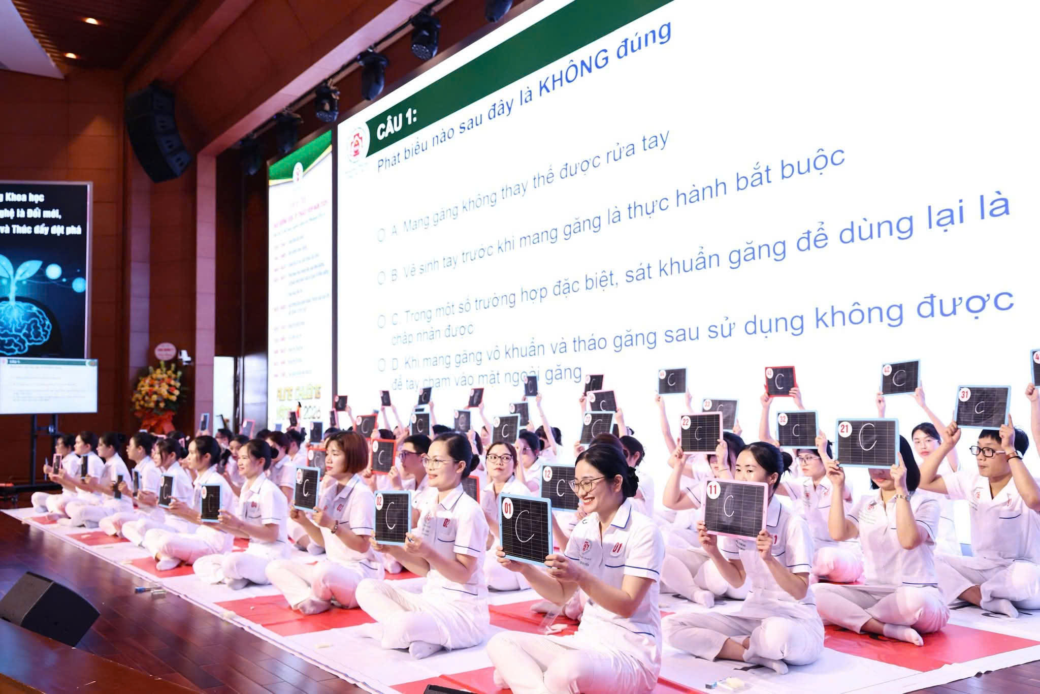 hoi-thi-dieu-duong-1779233675078173276328 Điều dưỡng phải làm chủ công nghệ để chăm sóc người bệnh tốt hơn- Ảnh 1.