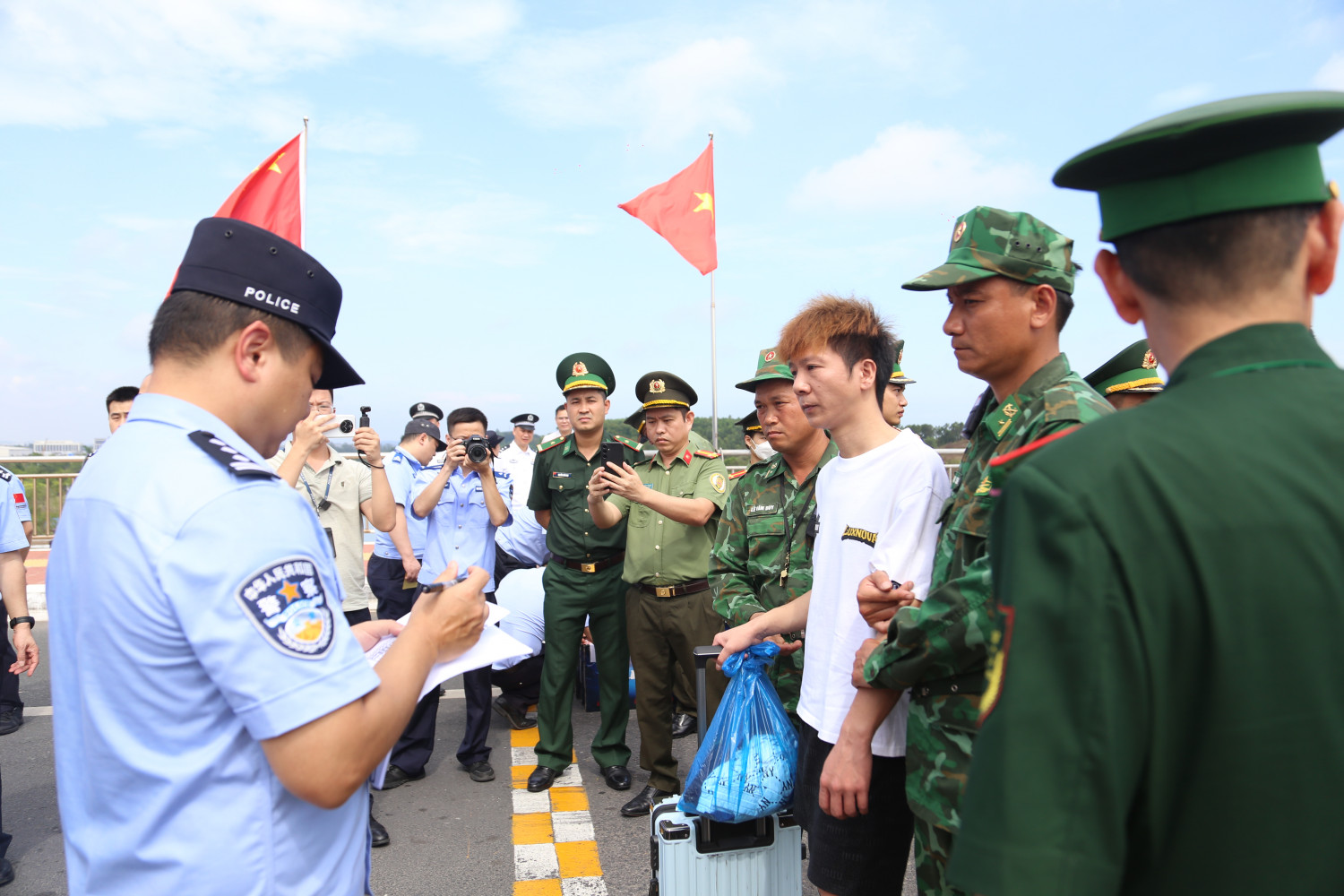 img07821-17789861597571596468488 Trục xuất 33 người nước ngoài lập trang web giả mạo đầu tư mở gian hàng TikTok Shop để lừa đảo- Ảnh 2.