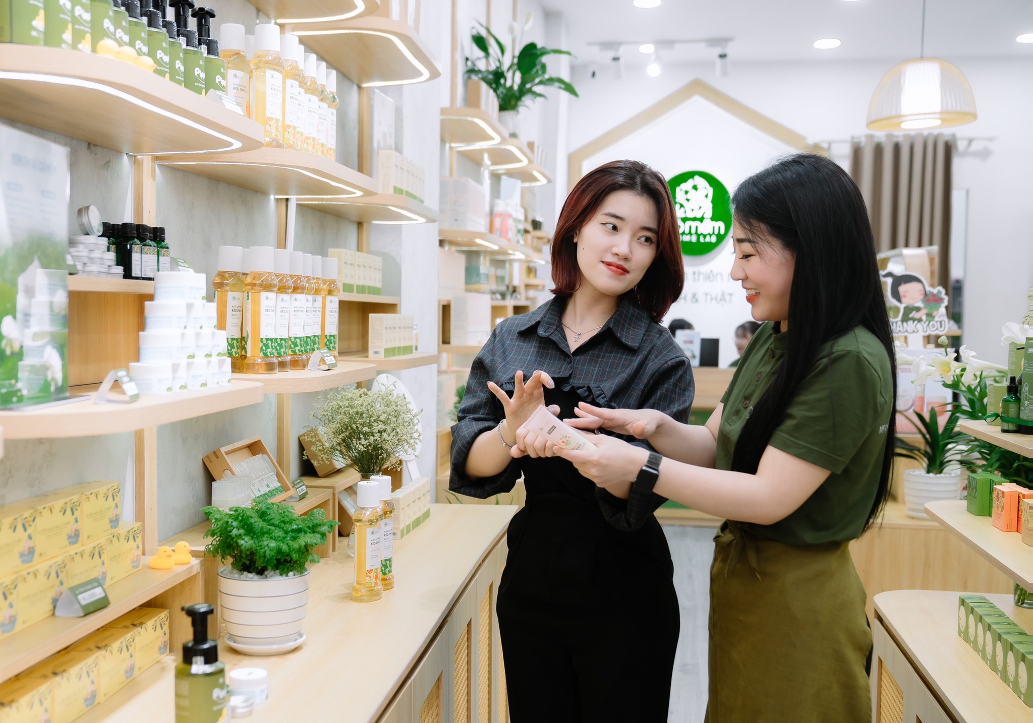 khach-hang-17804794417321099606761 Cỏ Mềm và xu hướng làm đẹp gắn với sức khỏe cộng đồng- Ảnh 1.