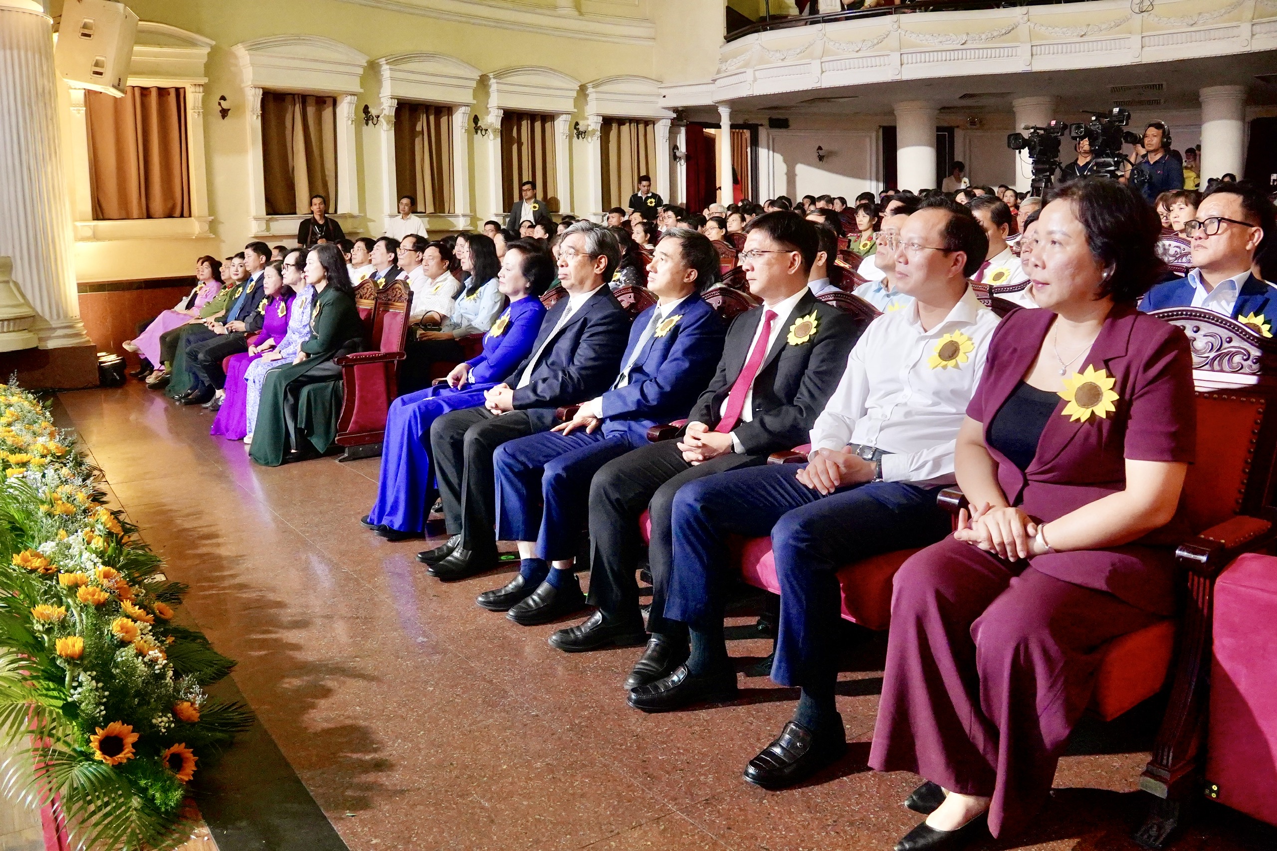 ladfn24344-17795489022201082928422 Phó Thủ tướng Phạm Thị Thanh Trà: Không để bệnh nhân ung thư nghèo đơn độc trong cuộc chiến giành sự sống- Ảnh 4.
