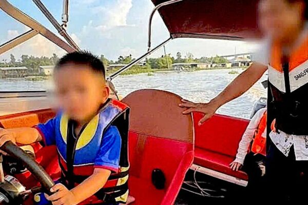 Cha cho con nhỏ cầm lái ca nô 3 phút, loạt vi phạm bị phát hiện