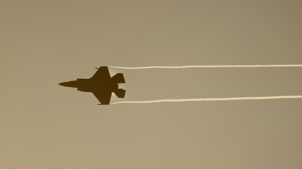 mot-may-bay-chien-dau-f-35-lightning-ii-cua-my-1778985521241176498499 Mỹ và Israel chuẩn bị giáng đòn mạnh hơn vào Iran?- Ảnh 1.
