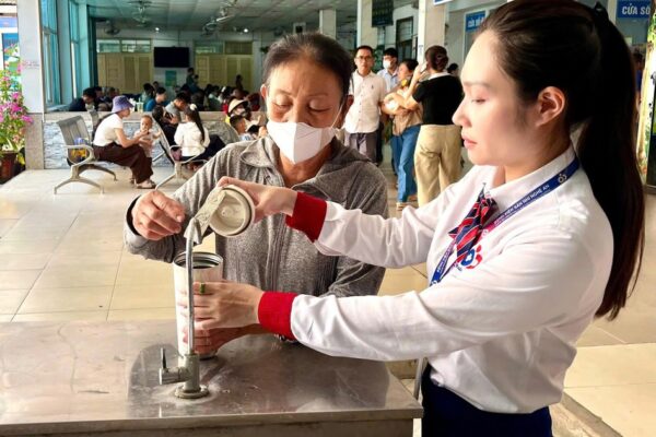 Nắng nóng hơn 40 độ C, bệnh viện tăng cường chống nóng cho người bệnh