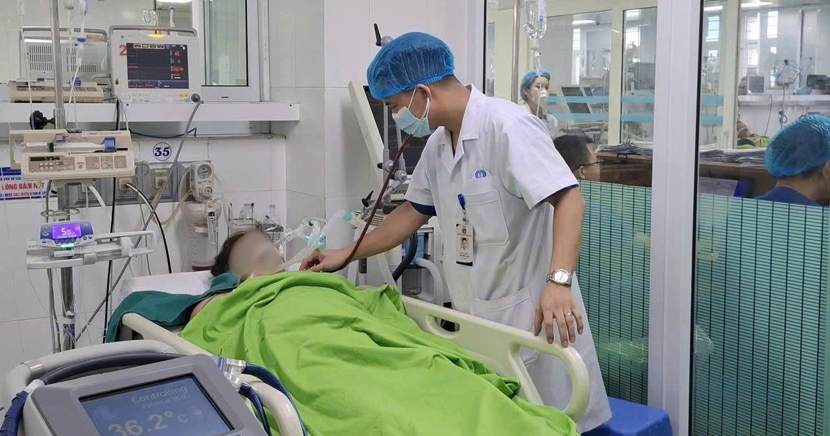 Làm việc giữa trời nắng gắt, nhiều người nhập viện cấp cứu vì sốc nhiệt