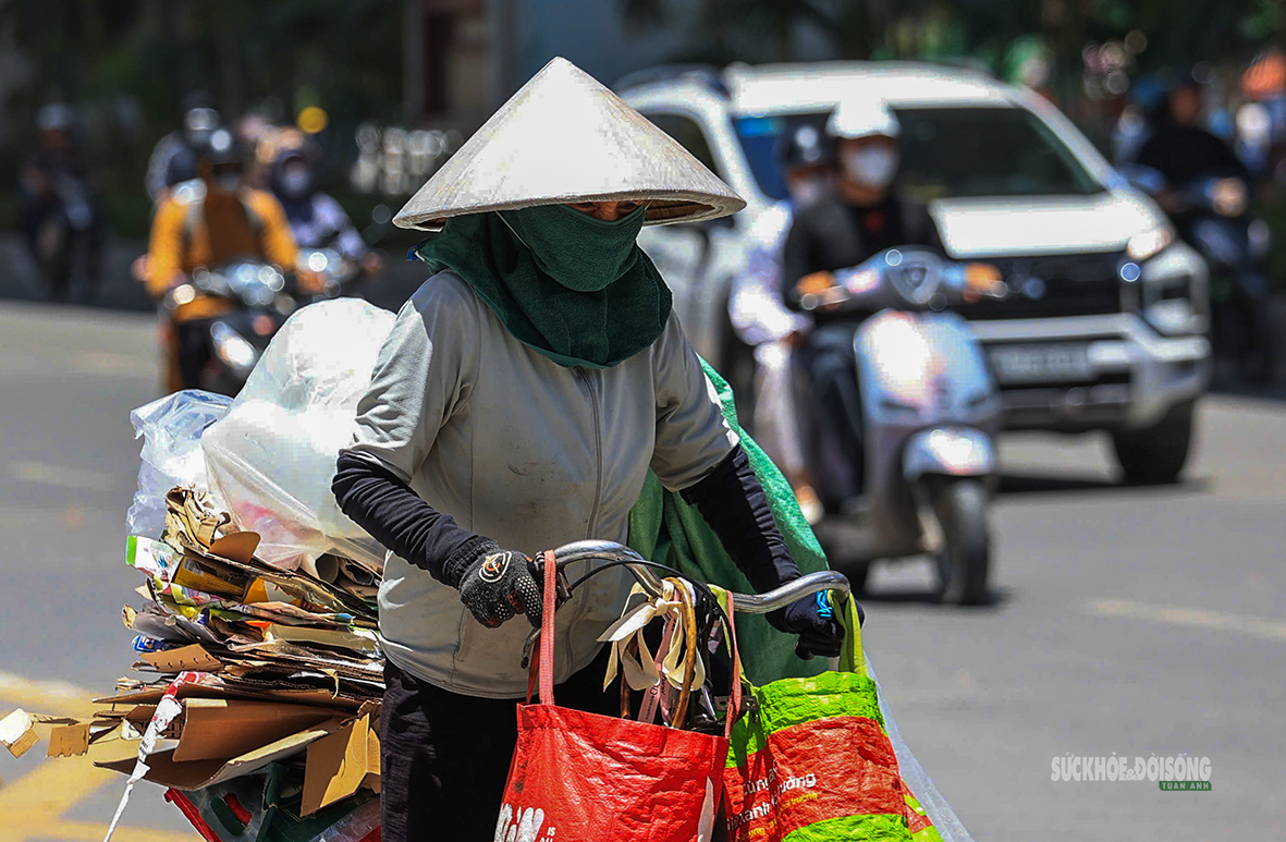 Người lao động nhọc nhằn mưu sinh dưới nắng như đổ lửa- Ảnh 3.