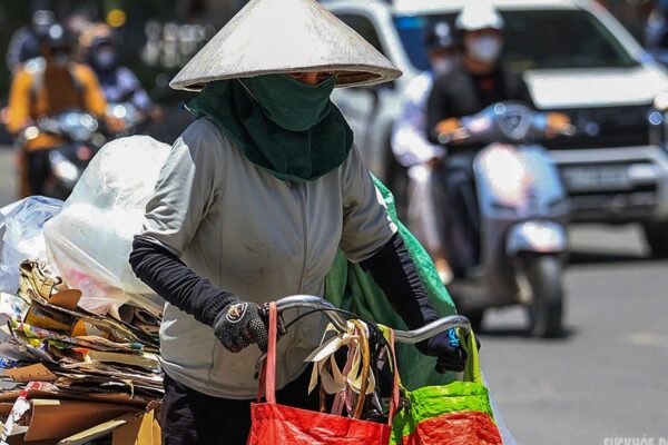 Người lao động nhọc nhằn mưu sinh dưới nắng như đổ lửa
