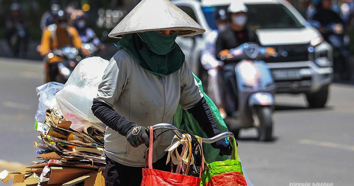 Người lao động nhọc nhằn mưu sinh dưới nắng như đổ lửa