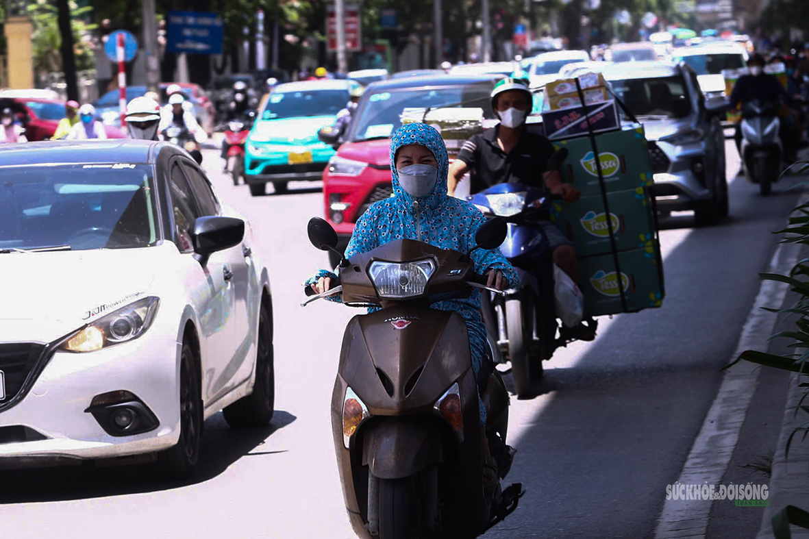 Người lao động nhọc nhằn mưu sinh dưới nắng như đổ lửa- Ảnh 5.