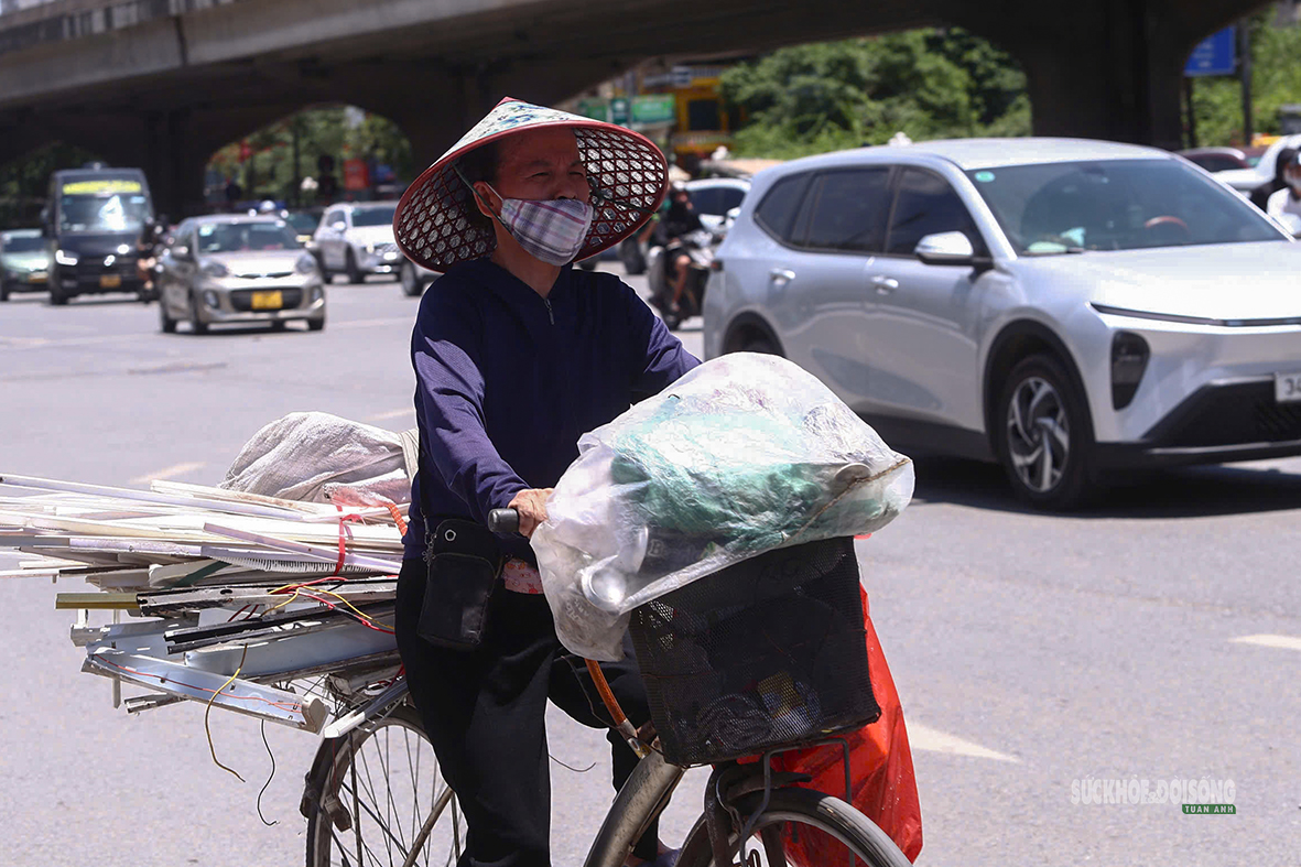 Người lao động nhọc nhằn mưu sinh dưới nắng như đổ lửa- Ảnh 4.