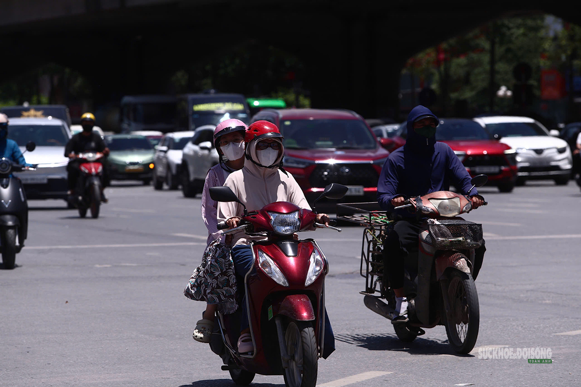 Người lao động nhọc nhằn mưu sinh dưới nắng như đổ lửa- Ảnh 8.