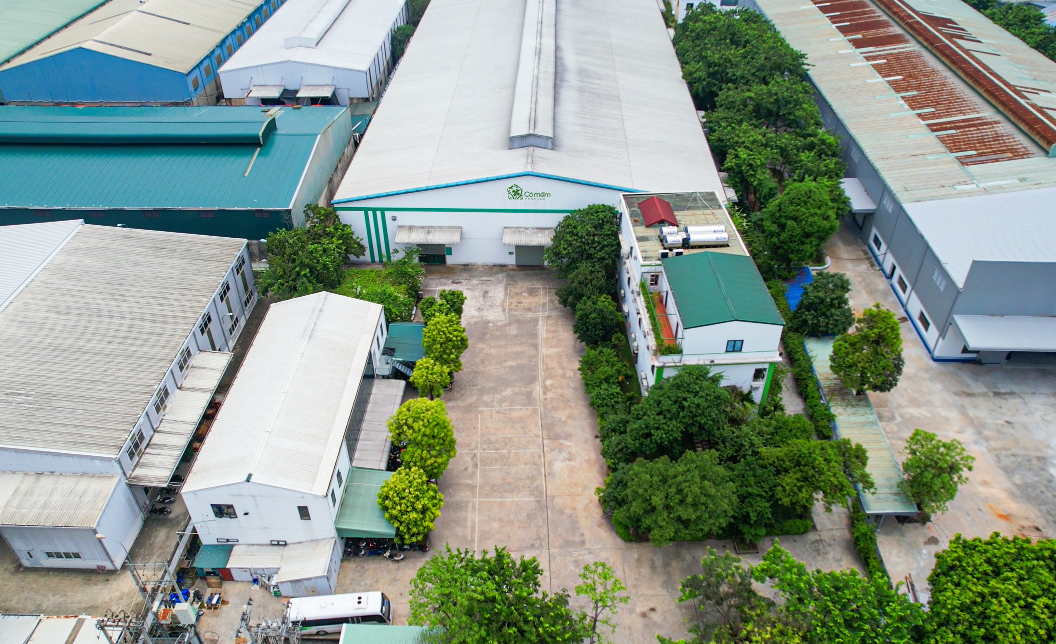 nha-may-1780479441724129816493 Cỏ Mềm và xu hướng làm đẹp gắn với sức khỏe cộng đồng- Ảnh 2.