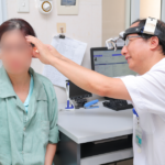 Người phụ nữ nghe kém suốt 2 năm, nguy cơ điếc nặng, bác sĩ phát hiện bị xốp xơ tai