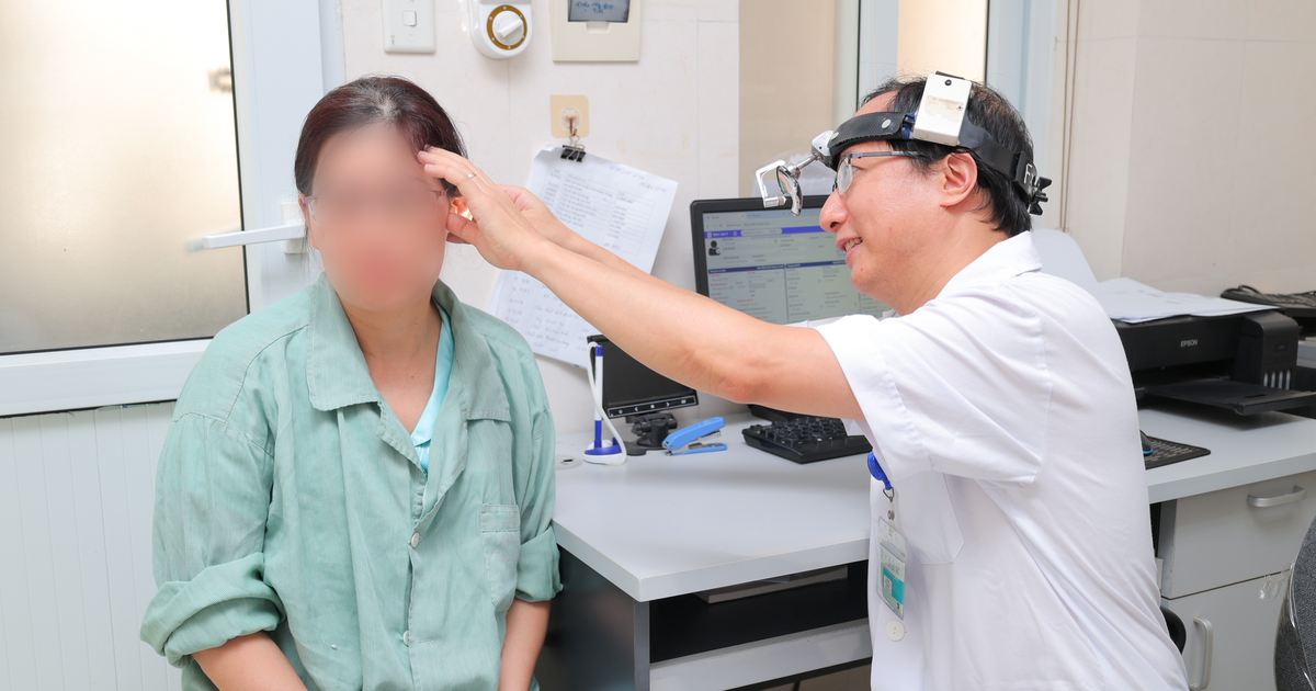 Người phụ nữ nghe kém suốt 2 năm, nguy cơ điếc nặng, bác sĩ phát hiện bị xốp xơ tai