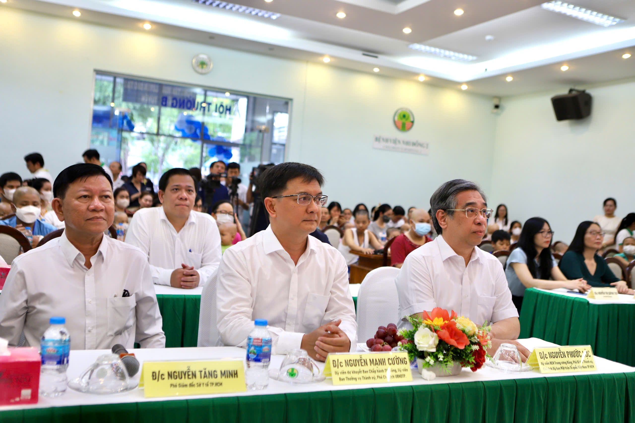pho-thu-tuong-tham-tang-qua-benh-nhi-10-17795359188281708690232 Phó Thủ tướng Phạm Thị Thanh Trà xúc động khi đến thăm các bệnh nhi tại giường bệnh- Ảnh 2.