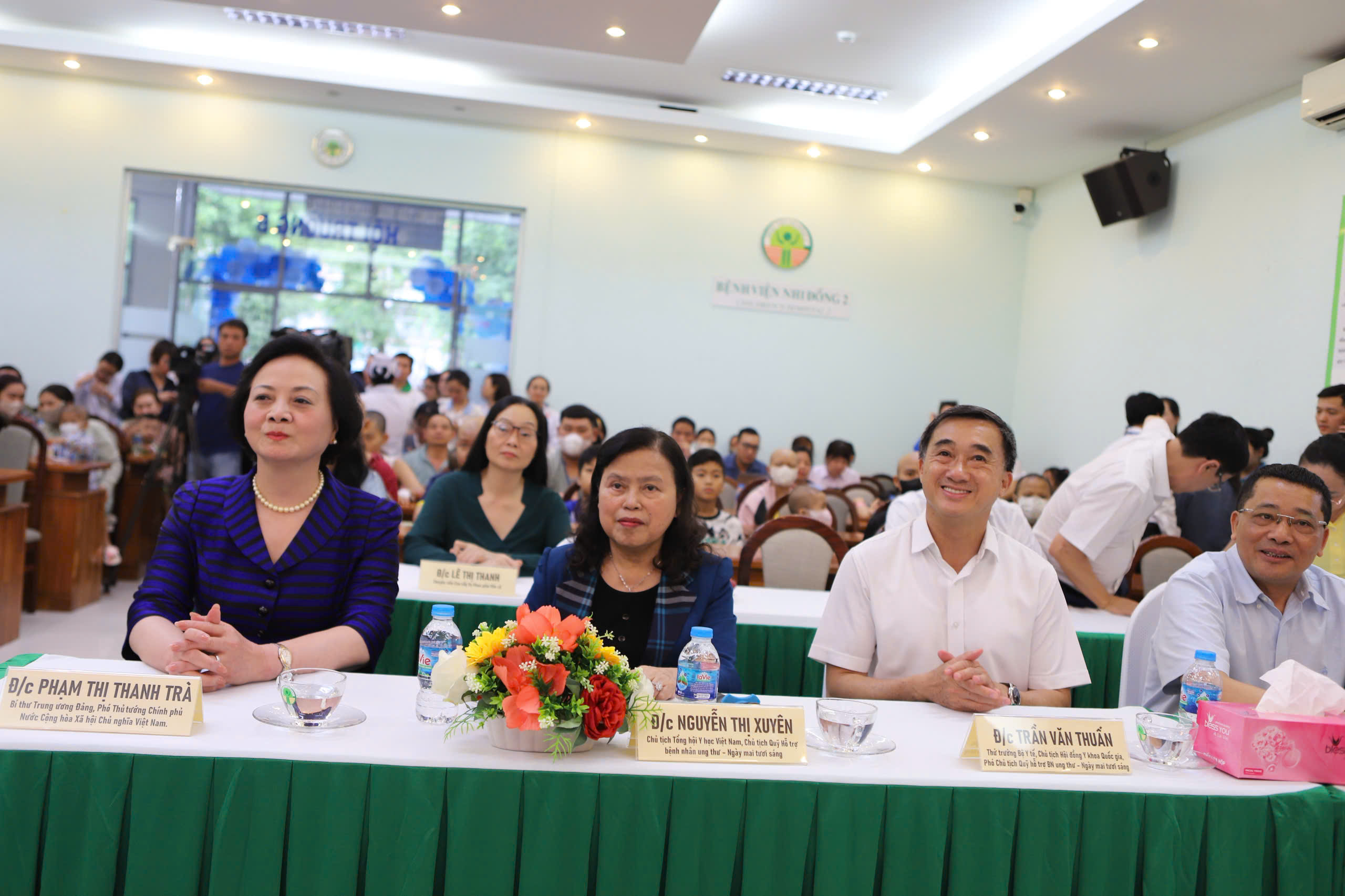 pho-thu-tuong-tham-tang-qua-benh-nhi-6-17795359186331097523305 Phó Thủ tướng Phạm Thị Thanh Trà xúc động khi đến thăm các bệnh nhi tại giường bệnh- Ảnh 1.