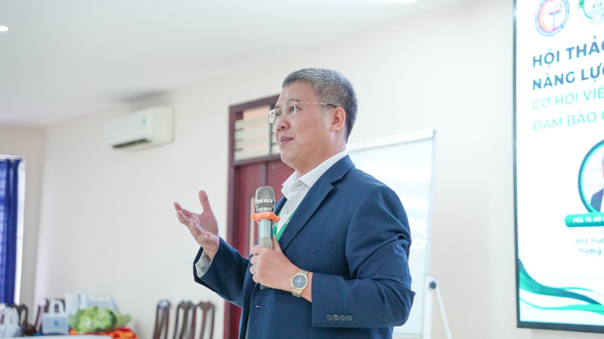 photo-1779974252696-17799742531581530518371 Ngành Dược đang tìm kiếm thế hệ nhân lực như thế nào?- Ảnh 2.
