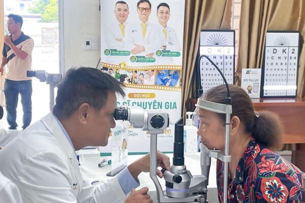 Bệnh viện Mắt Á Châu tầm soát bệnh lý mắt cho người dân Long Hải