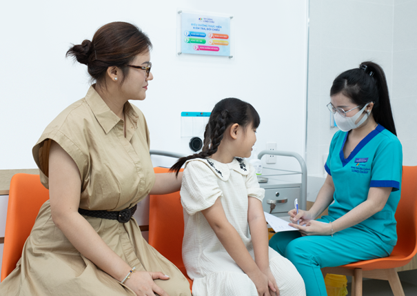 Bác sĩ lưu ý phòng bệnh tay chân miệng, sốt xuất huyết và não mô cầu trong mùa hè- Ảnh 2.