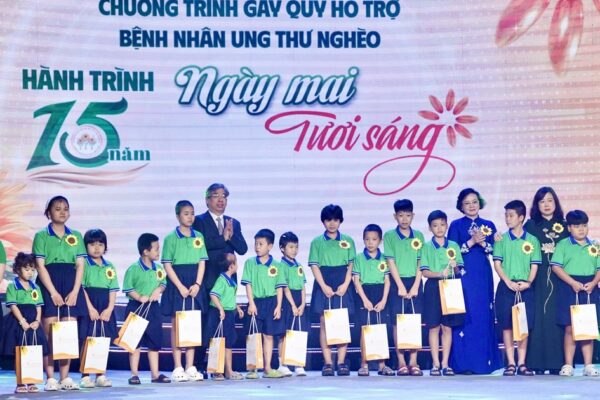Phó Thủ tướng Phạm Thị Thanh Trà: Không để bệnh nhân ung thư nghèo đơn độc trong cuộc chiến giành sự sống