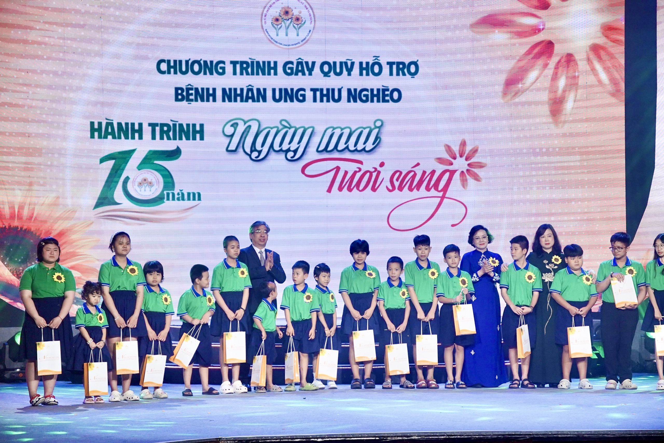 pteee-17795513263972132574326 Phó Thủ tướng Phạm Thị Thanh Trà: Không để bệnh nhân ung thư nghèo đơn độc trong cuộc chiến giành sự sống- Ảnh 3.