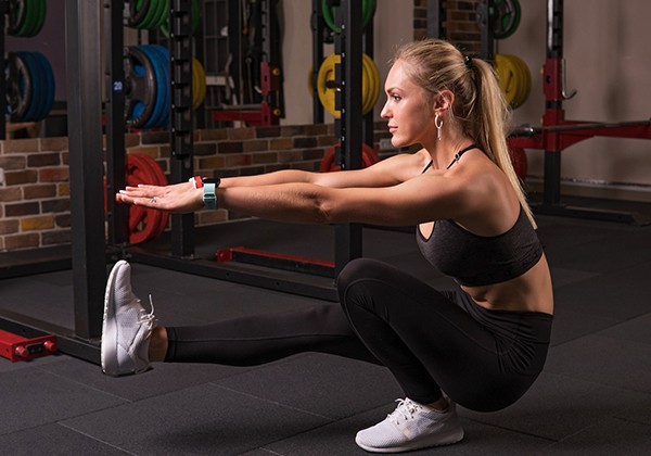 tap-pistol-squat-dung-cach-17811488980771923360126 4 bài tập tại phòng gym giúp chân thon gọn hơn- Ảnh 1.